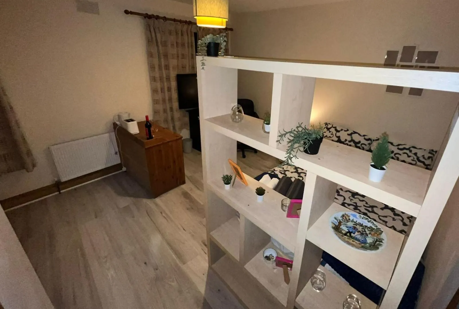Bedroom + Bathroom D8 Dublin Homestay